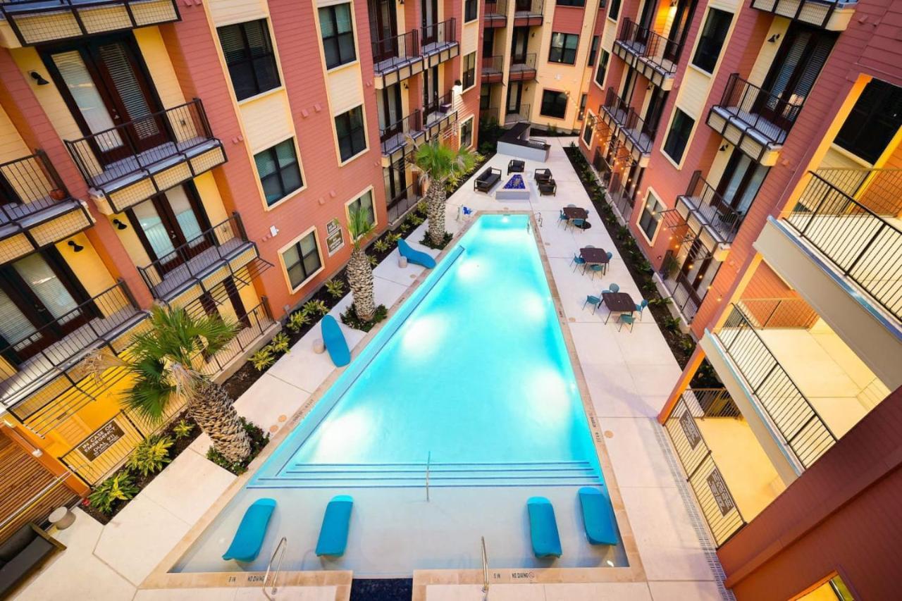 Cozy 2br-w Parking, Near Rvrwalk, Dome & Conv Ctr San Antonio