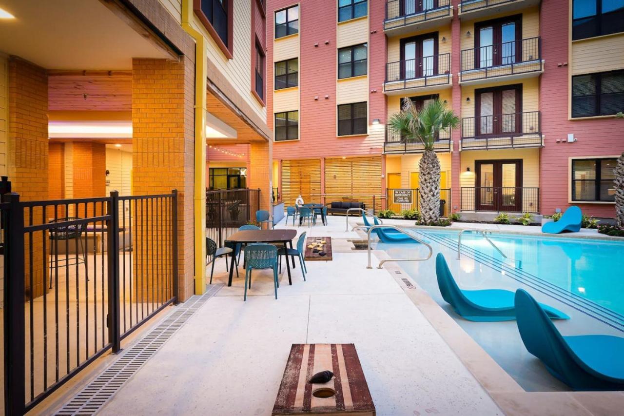 Cozy 2br-w Parking, Near Rvrwalk, Dome & Conv Ctr Apartment *