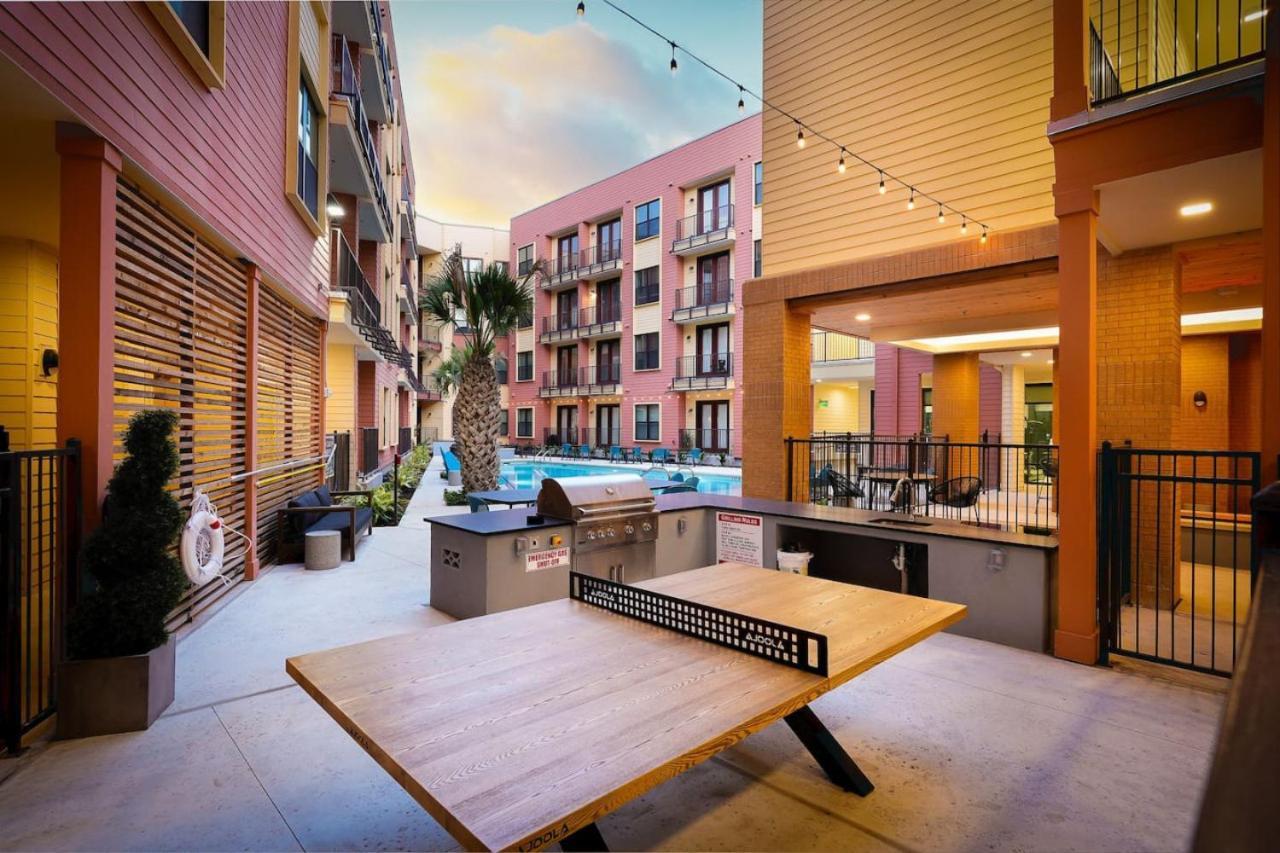 Cozy 2br-w Parking, Near Rvrwalk, Dome & Conv Ctr Apartment