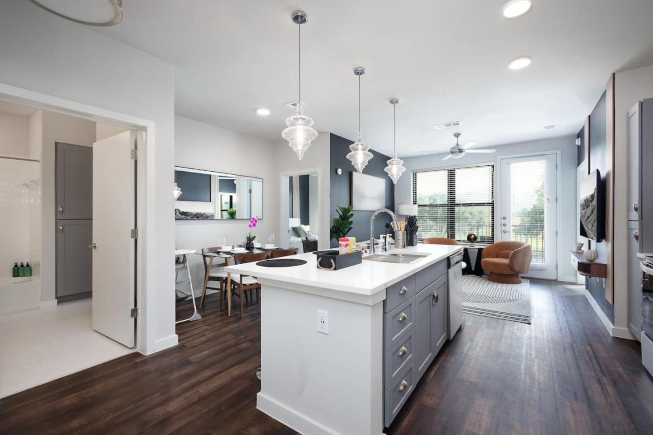 Cozy 2br-w Parking, Near Rvrwalk, Dome & Conv Ctr Apartment *