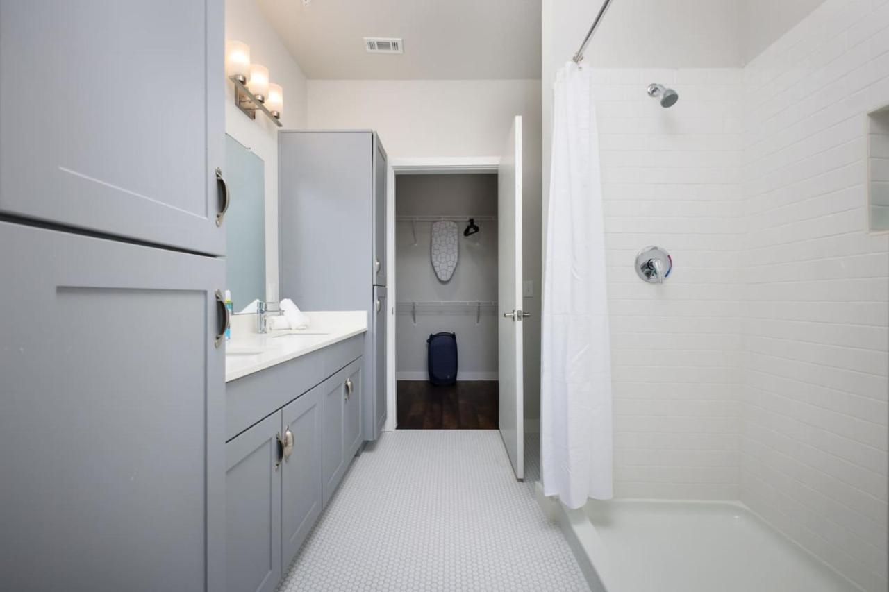 Cozy 2br-w Parking, Near Rvrwalk, Dome & Conv Ctr Apartment *