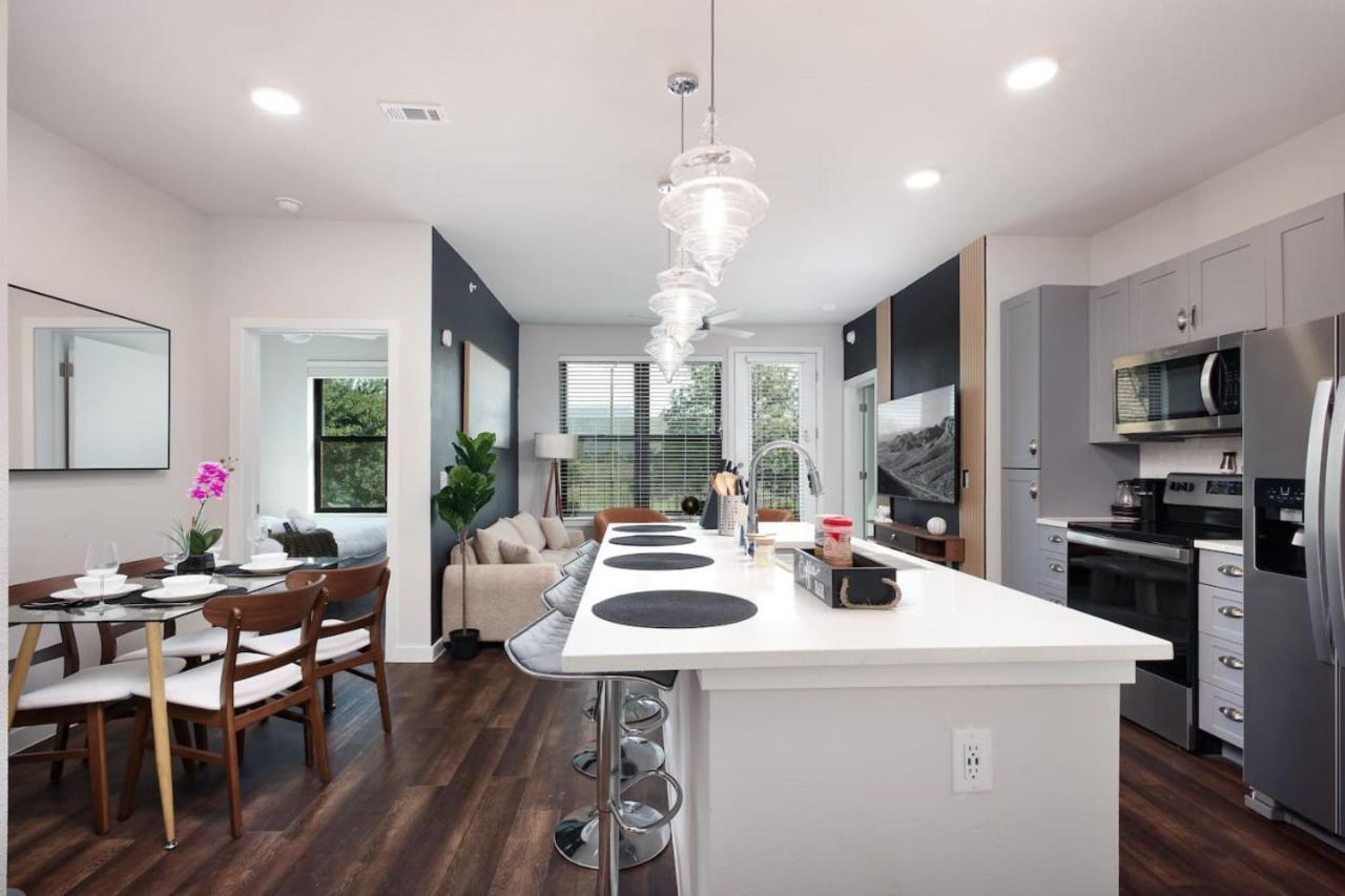 Cozy 2br-w Parking, Near Rvrwalk, Dome & Conv Ctr Apartment San Antonio